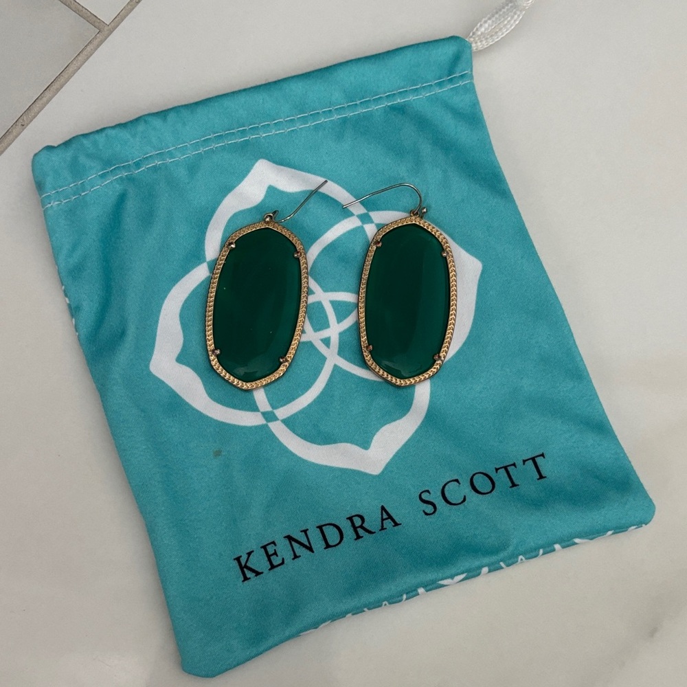 These Kendra Scott earrings are the Elle Drop Earrings in a gold frame in green